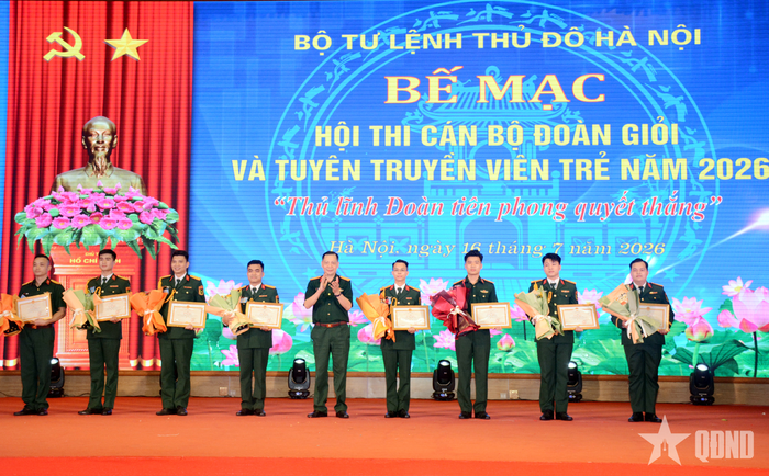 Đại tá Nguyễn Văn Hữu trao Bằng khen tặng các thí sinh đoạt giải Nhất, Nhì, Ba toàn năng tại hội thi. 