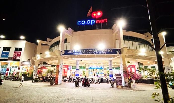 Siêu thị Co.opmart Tam Kỳ về đêm. Ảnh: Minh Sơn