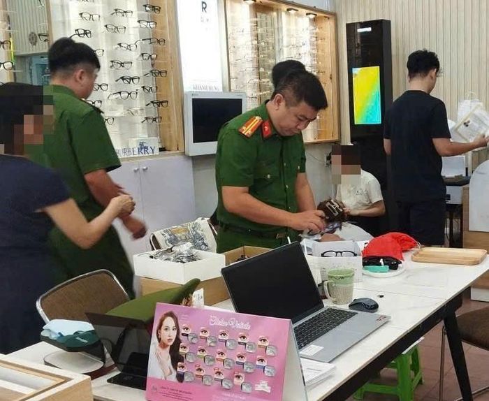 Công an phường Hải Châu kiểm tra, phát hiện nhiều sản phẩm kính mắt có dấu hiệu giả mạo nhãn hiệu.