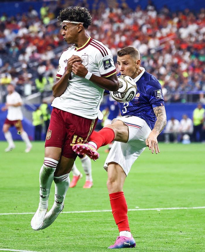 Lucas Digne lóng ngóng đã vào người Yamal và penalty.