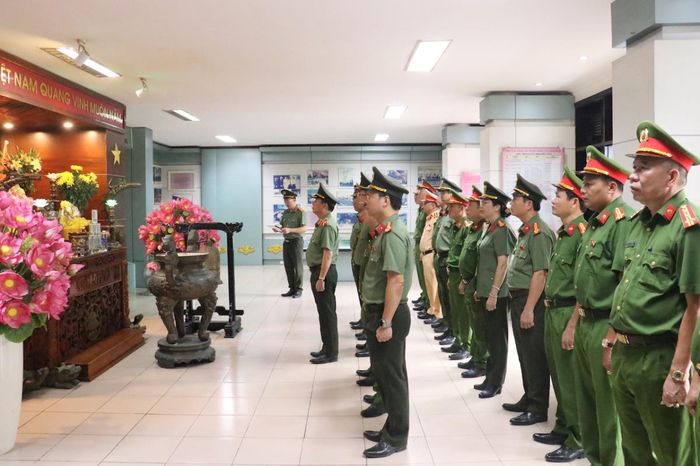 Lễ dâng hương tưởng niệm Chủ tịch Hồ Chí Minh và các Anh hùng liệt sĩ nhân kỷ niệm 64 năm Ngày truyền thống lực lượng Cảnh sát nhân dân Việt Nam