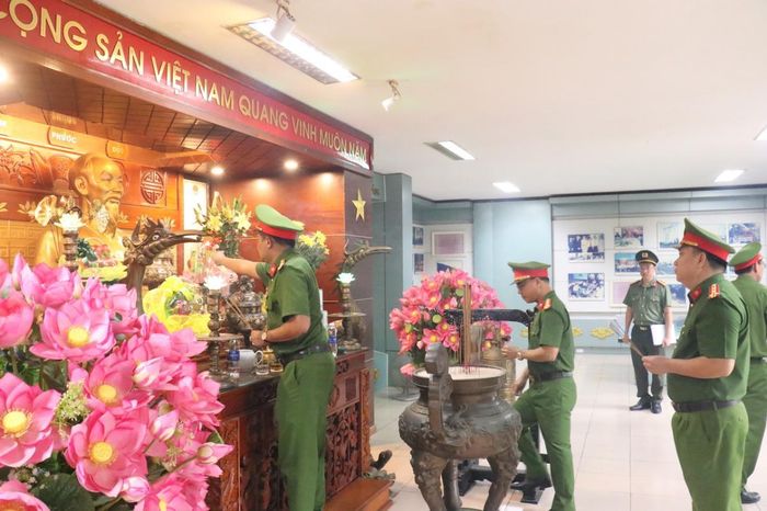 lãnh đạo các đơn vị nghiệp vụ dâng hương