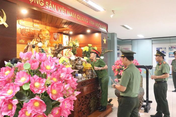 Các đồng chí trong Ban Giám đốc dâng hương