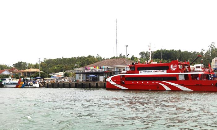 Phương tiện hoạt động vận tải hành khách tại cảng Sa Kỳ.