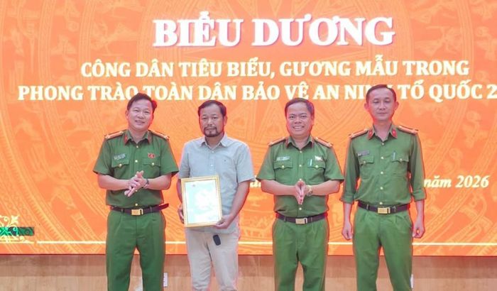 Ông Mão nhận Thư khen của Công an phường Hải Vân.