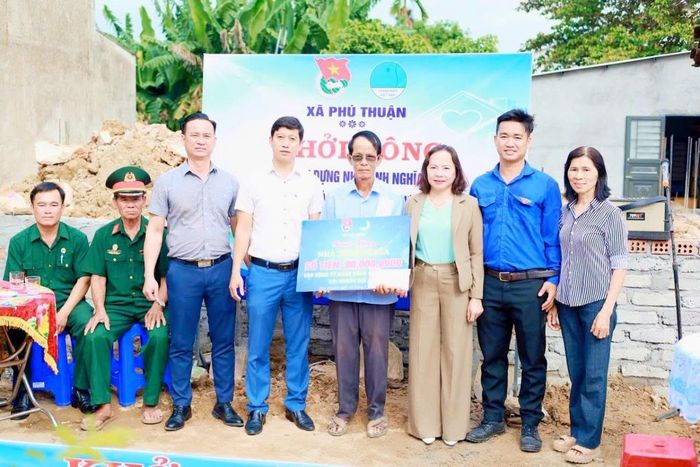 Trao kinh phí 80 triệu đồng hỗ trợ xây nhà tình nghĩa cho thương binh Ngô Công Vịnh.