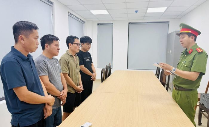 Công an TP Huế khởi tố, bắt tạm giam 4 đối tượng cá độ bóng đá.