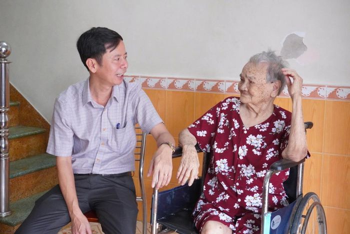 Ông Nguyễn Xuân Hà - Bí thư Đảng ủy, Chủ tịch HĐND phường hỏi thăm sức khỏe.