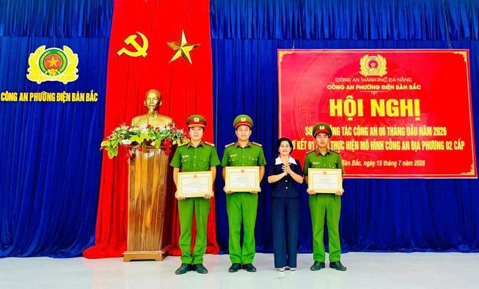 Bà Nguyễn Thị Minh Châu - Chủ tịch UBND phường Điện Bàn Bắc khen thưởng Công an phường.