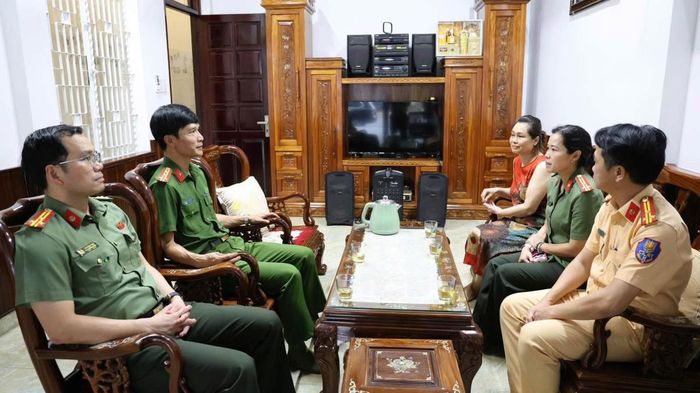 Đại tá Trần Minh Nguyên đến thăm gia đình Đại tá Thái Công Sỹ, nguyên Phó Giám đốc Công an TP Đà Nẵng
