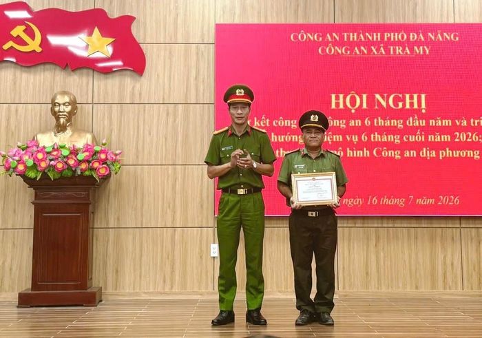 Đại tá Trần Minh Nguyên trao Giấy khen của Giám đốc Công an TP Đà Nẵng cho cá nhân có thành tích xuất sắc.