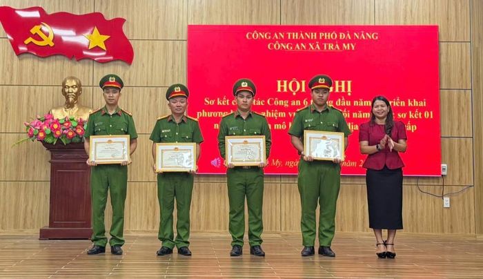 Lãnh đạo xã Trà My trao giấy khen cho tập thể, cá nhân có thành tích tiêu biểu.