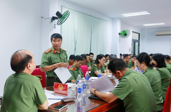 Đại tá Trần Xuân Nam báo cáo kết quả công tác của Phòng An ninh chính trị nội bộ tại buổi làm việc