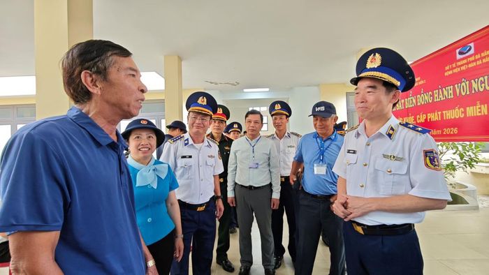 Trung tướng Bùi Quốc Oai cùng đoàn công tác trò chuyện với người dân trên đảo Tân Hiệp.