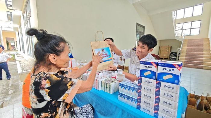 Đoàn công tác cấp phát thuốc miễn phí cho 100 người dân và ngư dân trên đảo.