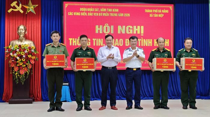 Đoàn công tác trao quà tặng UBND xã Tân Hiệp và các đơn vị lực lượng vũ trang đóng quân trên địa bàn.