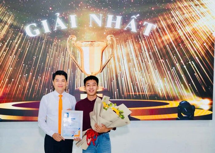 Chiến Bàng đoạt giải Nhất cuộc thi Hướng dẫn viên tài năng và chụp ảnh cùng TS Ngô Quang Duy - Trưởng khoa Du lịch.