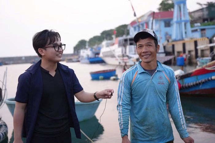 Đăng Tình phỏng vấn ngư dân trong chuyến công tác tại Đặc khu Cồn Cỏ, tỉnh Quảng Trị.