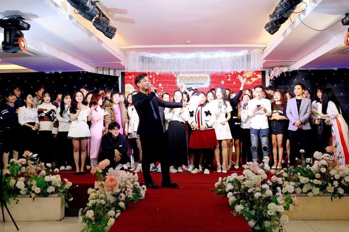 Những sân khấu đầu tiên mở ra một hướng đi mới ngoài chuyên ngành được đào tạo.