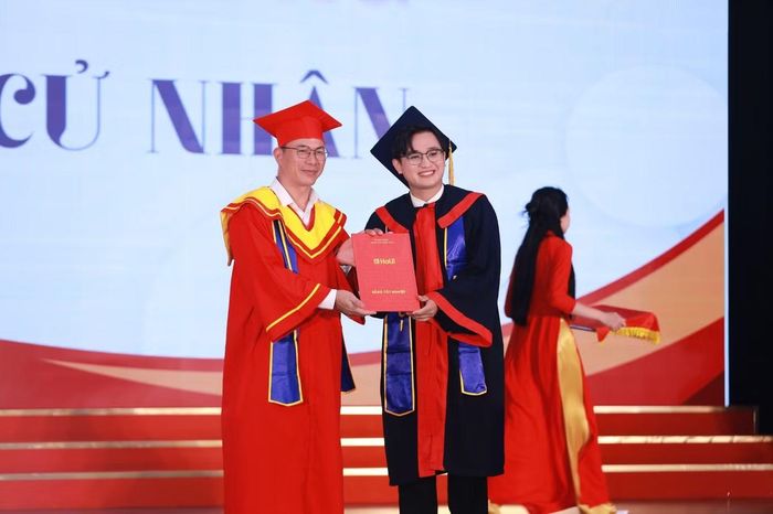 Khoảnh khắc Đăng Tình nhận bằng tốt nghiệp.