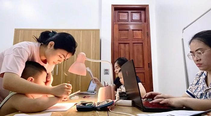 Tuyết Mai chụp ảnh học tập cùng hai chị gái.