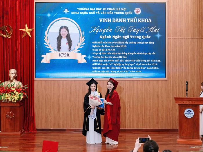 Tuyết Mai được vinh danh là thủ khoa.