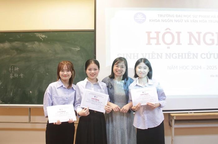 Tuyết Mai tham gia nghiên cứu khoa học cùng giáo viên hướng dẫn.