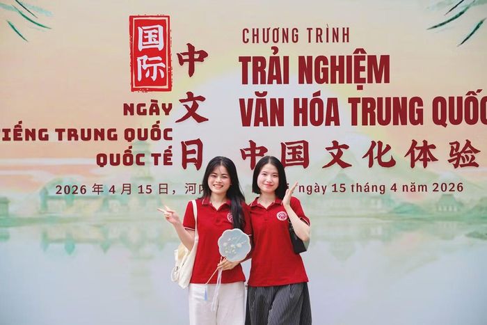Tuyết Mai (bên trái) tham gia các hoạt động giao lưu văn hóa.