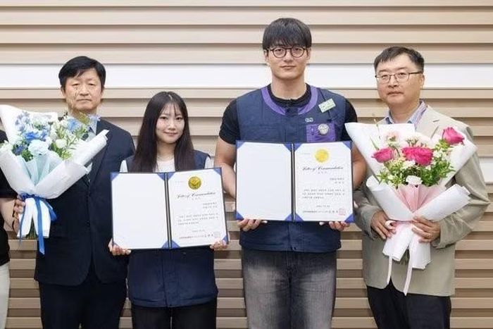 Hai nhân viên cửa hàng tiện lợi CU, Han Jeong Ho (thứ hai từ phải) và Takeuchi Kira (thứ hai từ trái), những người đã tìm mọi cách để trả lại tai nghe không dây cho một du khách Nhật Bản vào ngày 15/7, đang chụp ảnh kỷ niệm sau khi nhận được khen thưởng đặc biệt. (Ảnh do Tổng Công ty Sân bay Quốc tế Incheon cung cấp)