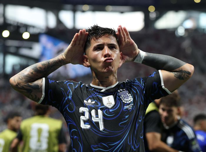  Enzo Fernandez ăn mừng sau khi lập siêu phẩm vào lưới tuyển Anh. Ảnh: THX 