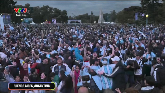  Các CĐV Argentina vỡ òa cảm xúc ở Buanos Aires. 