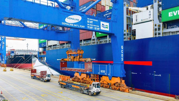  Xếp dỡ container trong cảng Gemalink, TPHCM. ẢNH: THÀNH HUY 