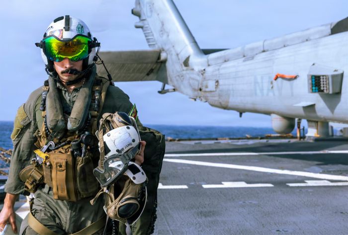 Một phi công thuộc phi đội trực thăng tấn công hàng hải trên boong tàu khu trục lớp Arleigh Burke USS Milius của Mỹ trong các hoạt động bay ngày 27-6. ẢNH: CENTCOM