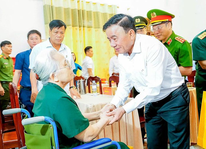 Thường trực Ban Bí thư Trần Cẩm Tú ân cần thăm hỏi sức khỏe, đời sống các thương binh, bệnh binh tại Trung tâm Điều dưỡng thương binh tỉnh Nghệ An. Ảnh: DƯƠNG QUANG