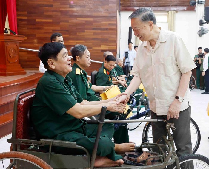 Kỷ niệm 79 năm Ngày Thương binh - Liệt sĩ (27-7-1947 - 27-7-2026), sáng 15-7, Tổng Bí thư, Chủ tịch nước Tô Lâm cùng Đoàn công tác Trung ương đã tới thăm, tặng quà thương binh, bệnh binh tại Trung tâm Điều dưỡng thương binh Thuận Thành (Bắc Ninh). ẢNH: TTXVN