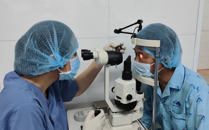 Bác sĩ Bệnh viện Mắt TPHCM phẫu thuật cho người bệnh