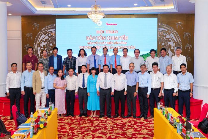 Các đại biểu chụp hình lưu niệm sau khi kết thúc Hội thảo 