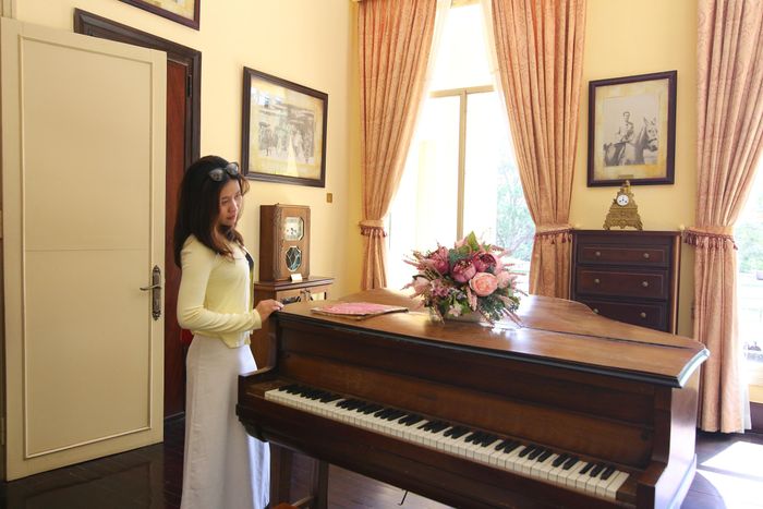  Du khách tham quan phòng Nam Phương Hoàng Hậu 