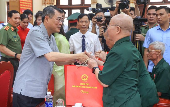 Thủ tướng Lê Minh Hưng tặng quà các thương binh, bệnh binh tại Trung tâm Điều dưỡng thương binh Kim Bảng. Ảnh: VIẾT CHUNG