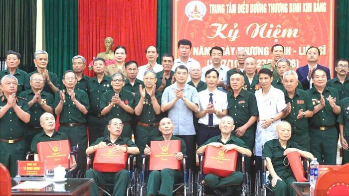 Thủ tướng Lê Minh Hưng thăm, tặng quà các thương binh, bệnh binh tại Trung tâm Điều dưỡng thương binh Kim Bảng, tỉnh Ninh Bình. Ảnh: VIẾT CHUNG