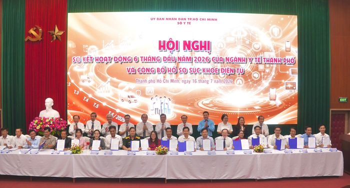 Đại diện các bệnh viện ký kết hỗ trợ các phường, xã, đặc khu thực hiện chương trình khám sức khỏe toàn dân (Ảnh: THÀNH AN)