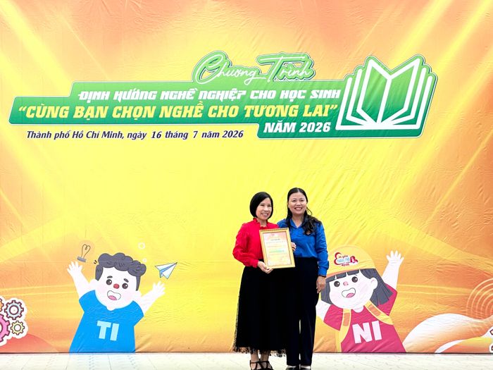 Bà Nguyễn Thị Thanh Thảo trao thư cảm ơn cho đại diện Trường THCS Nguyễn Trãi