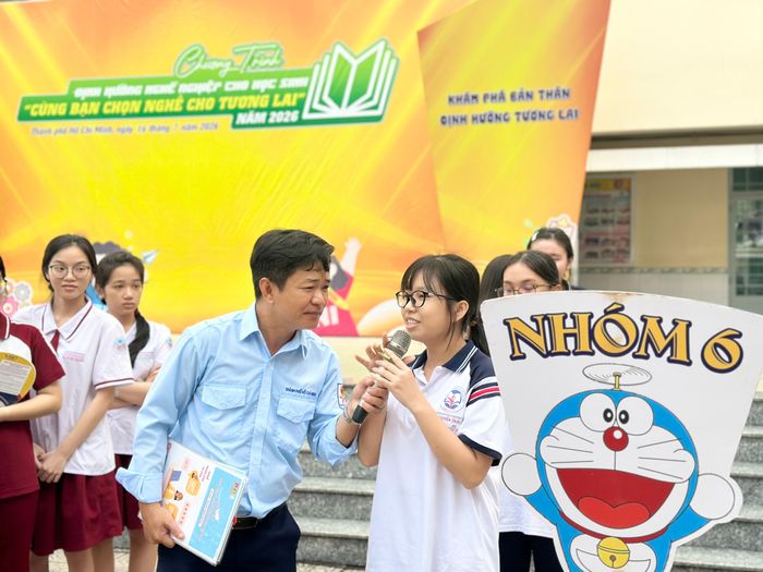 Học sinh trường THCS Nguyễn Trãi tham gia trò chơi về tìm hiểu nghề nghiệp