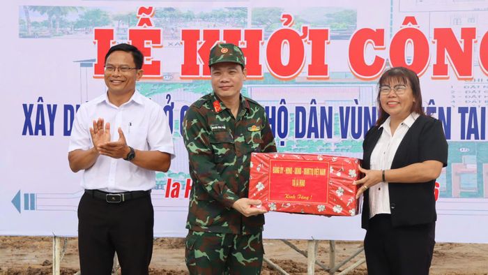  Thường trực Đảng ủy xã Ia Hiao tặng quà, động viên lực lượng quân đội làm nhiệm vụ. Ảnh: HỮU PHÚC 