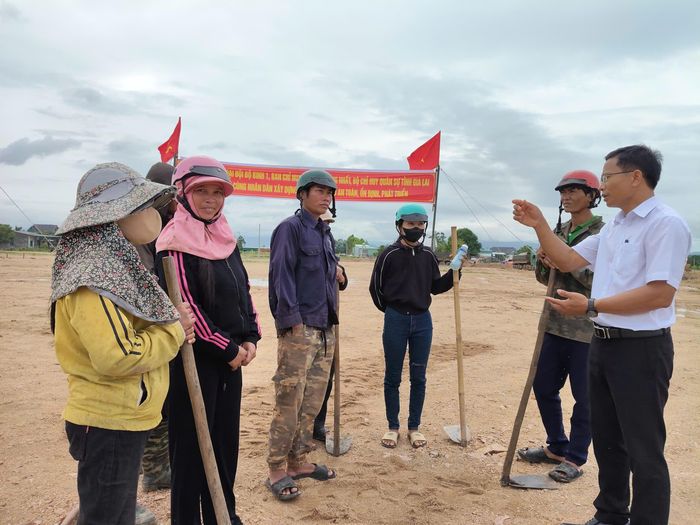  Người dân được giải đáp các quyền lợi khi đến khu tái định cư ở. Ảnh: HỮU PHÚC 