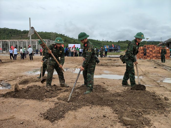  Các chiến sĩ đào móng xây nhà cho dân. Ảnh: HỮU PHÚC 