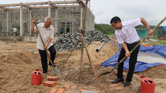  Bên cạnh giúp dân xây nhà, xã Ia Hiao trồng cây xanh tạo cảnh quan cho khu tái định cư. Ảnh: HỮU PHÚC 