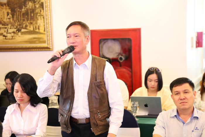  Đại diện các doanh nghiệp, chuyên gia trao đổi tìm hiểu về cơ hội tiếp cận thị trường xuất khẩu. Ảnh MINH XUÂN 