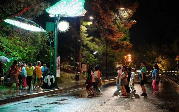  Người dân và du khách hào hứng với những hoạt động ca nhạc trên đường Trần Quốc Toản ven hồ Xuân Hương 