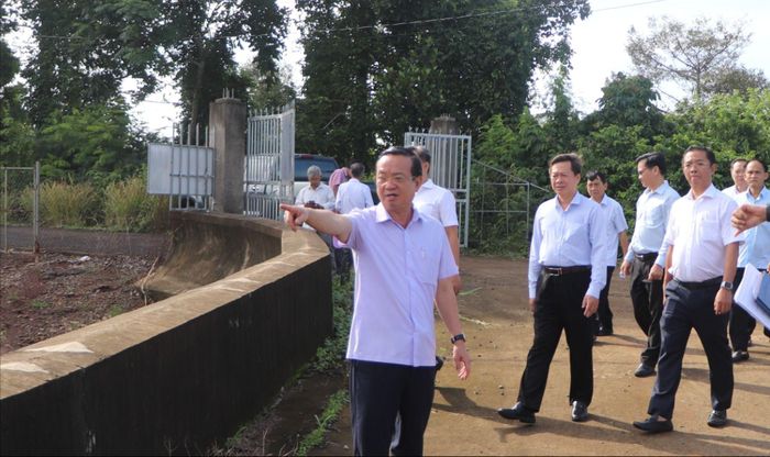  Đoàn kiểm tra thực địa tại khu vực từng xảy ra sự cố hồ chứa Gia Hoét I (xã Bình Giã). Ảnh: THÀNH HUY 